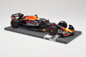 Red Bull RB18 Oracle #1 M. Verstappen Dutch GP 2022 Winner Minichamps 1:18 113221501 Resina - imagem 4 de 7