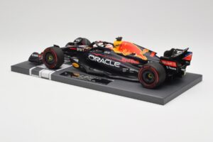 Red Bull RB18 Oracle #1 M. Verstappen Dutch GP 2022 Winner Minichamps 1:18 113221501 Resina - imagem 5 de 7