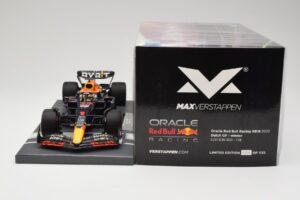 Red Bull RB18 Oracle #1 M. Verstappen Dutch GP 2022 Winner Minichamps 1:18 113221501 Resina - imagem 6 de 7