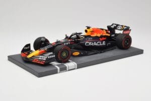 Red Bull RB18 Oracle #1 M. Verstappen Italian GP 2022 Winner Minichamps 1:18 113221601 Resina - imagem 2 de 7