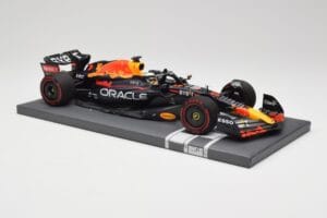 Red Bull RB18 Oracle #1 M. Verstappen Italian GP 2022 Winner Minichamps 1:18 113221601 Resina - imagem 4 de 7