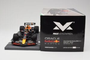 Red Bull RB18 Oracle #1 M. Verstappen Italian GP 2022 Winner Minichamps 1:18 113221601 Resina - imagem 6 de 7
