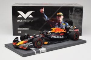 Red Bull RB18 Oracle #1 M. Verstappen Italian GP 2022 Winner Minichamps 1:18 113221601 Resina - imagem 7 de 7