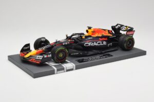 Red Bull RB18 Oracle #1 M. Verstappen Japanese GP 2022 World Champion Minichamps 1:18 113221801 Resina - imagem 2 de 7