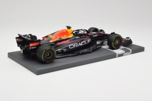Red Bull RB18 Oracle #1 M. Verstappen Japanese GP 2022 World Champion Minichamps 1:18 113221801 Resina - imagem 3 de 7