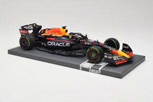 Red Bull RB18 Oracle #1 M. Verstappen Japanese GP 2022 World Champion Minichamps 1:18 113221801 Resina - imagem 4 de 7