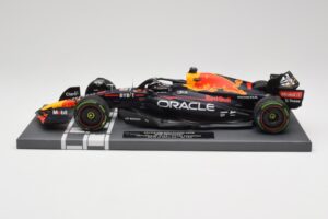 Red Bull RB18 Oracle #1 M. Verstappen Japanese GP 2022 World Champion Minichamps 1:18 113221801 Resina