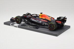 Red Bull RB18 Oracle #1 M. Verstappen Japanese GP 2022 World Champion Minichamps 1:18 113221801 Resina - imagem 5 de 7