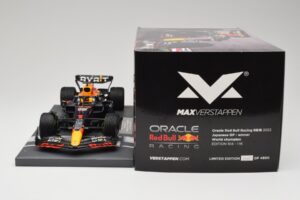 Red Bull RB18 Oracle #1 M. Verstappen Japanese GP 2022 World Champion Minichamps 1:18 113221801 Resina - imagem 6 de 7