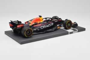 Red Bull RB18 Oracle #1 M. Verstappen US GP 2022 Winner Minichamps 1:18 113221901 Resina - imagem 3 de 7