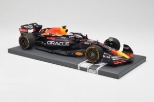 Red Bull RB18 Oracle #1 M. Verstappen US GP 2022 Winner Minichamps 1:18 113221901 Resina - imagem 4 de 7