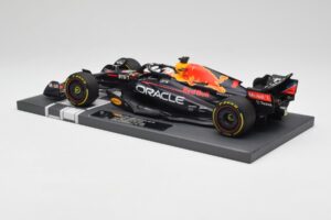 Red Bull RB18 Oracle #1 M. Verstappen US GP 2022 Winner Minichamps 1:18 113221901 Resina - imagem 5 de 7