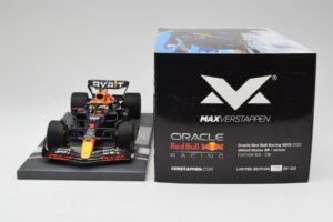 Red Bull RB18 Oracle #1 M. Verstappen US GP 2022 Winner Minichamps 1:18 113221901 Resina - imagem 6 de 7