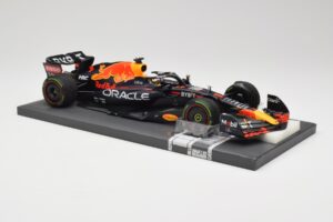 Red Bull RB18 #1 M. Verstappen Emilia Romagna GP 2022 Winner Minichamps 1:18 113220401 Resina - imagem 4 de 7