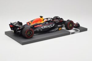 Red Bull RB19 Oracle #1 M. Verstappen Australian GP 2023 Winner Minichamps 1:18 113230301 Resina - imagem 3 de 7