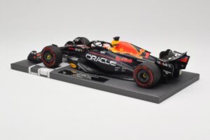 Red Bull RB19 Oracle #1 M. Verstappen Australian GP 2023 Winner Minichamps 1:18 113230301 Resina - imagem 5 de 7