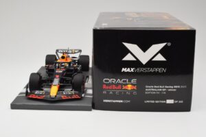 Red Bull RB19 Oracle #1 M. Verstappen Australian GP 2023 Winner Minichamps 1:18 113230301 Resina - imagem 6 de 7