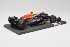 Red Bull RB19 Oracle #1 M. Verstappen Bahrain GP 2023 Winner Minichamps 1:18 113230201 Resina - imagem 3 de 7