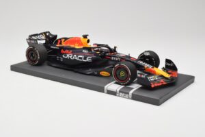Red Bull RB19 Oracle #1 M. Verstappen Bahrain GP 2023 Winner Minichamps 1:18 113230201 Resina - imagem 4 de 7