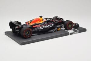 Red Bull RB19 Oracle #1 M. Verstappen British GP 2023 Winner Minichamps 1:18 113231101 Resina - imagem 3 de 7