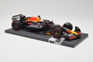 Red Bull RB19 Oracle #1 M. Verstappen British GP 2023 Winner Minichamps 1:18 113231101 Resina - imagem 4 de 7