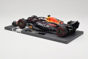 Red Bull RB19 Oracle #1 M. Verstappen British GP 2023 Winner Minichamps 1:18 113231101 Resina - imagem 5 de 7