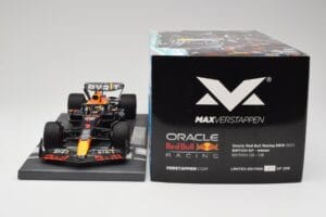 Red Bull RB19 Oracle #1 M. Verstappen British GP 2023 Winner Minichamps 1:18 113231101 Resina - imagem 6 de 7