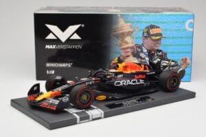 Red Bull RB19 Oracle #1 M. Verstappen British GP 2023 Winner Minichamps 1:18 113231101 Resina - imagem 7 de 7