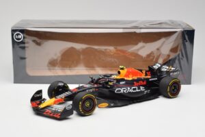 Red Bull RB19 #11 S. Perez Italian GP 2nd 2023 Minichamps 1:18 110231511 Metal - imagem 2 de 6