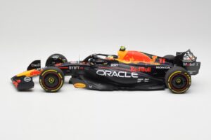 Red Bull RB19 #11 S. Perez Italian GP 2nd 2023 Minichamps 1:18 110231511 Metal - imagem 3 de 6
