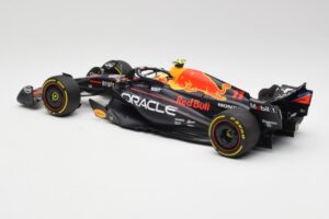 Red Bull RB19 #11 S. Perez Italian GP 2nd 2023 Minichamps 1:18 110231511 Metal - imagem 4 de 6