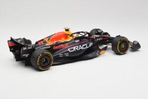 Red Bull RB19 #11 S. Perez Italian GP 2nd 2023 Minichamps 1:18 110231511 Metal - imagem 5 de 6