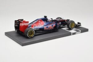 Scuderia Toro Rosso STR10 Renault #33 M. Verstappen Australian GP 2015 Minichamps 1:18 117150033 Resina - imagem 3 de 7