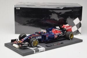 Scuderia Toro Rosso STR10 Renault #33 M. Verstappen Australian GP 2015 Minichamps 1:18 117150033 Resina - imagem 7 de 7