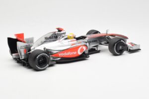 McLaren MP4-24 #1 L. Hamilton 2009 Dealer Edition Minichamps 1:18 503091801 Metal - imagem 2 de 6