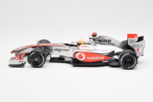 McLaren MP4-24 #1 L. Hamilton 2009 Dealer Edition Minichamps 1:18 503091801 Metal - imagem 3 de 6
