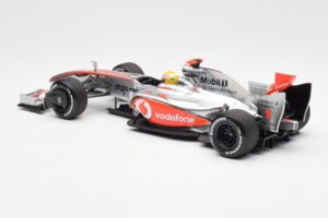 McLaren MP4-24 #1 L. Hamilton 2009 Dealer Edition Minichamps 1:18 503091801 Metal - imagem 5 de 6