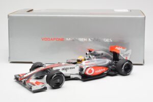 McLaren MP4-24 #1 L. Hamilton 2009 Dealer Edition Minichamps 1:18 503091801 Metal - imagem 6 de 6