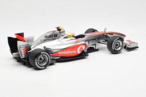Vodafone McLaren Mercedes MP4-25 #3 L. Hamilton F1 Showcar 2010 Minichamps 1:18 530101872 Metal - imagem 2 de 6