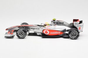 Vodafone McLaren Mercedes MP4-25 #3 L. Hamilton F1 Showcar 2010 Minichamps 1:18 530101872 Metal - imagem 3 de 6