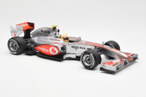 Vodafone McLaren Mercedes MP4-25 #3 L. Hamilton F1 Showcar 2010 Minichamps 1:18 530101872 Metal - imagem 4 de 6