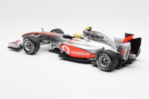 Vodafone McLaren Mercedes MP4-25 #3 L. Hamilton F1 Showcar 2010 Minichamps 1:18 530101872 Metal - imagem 5 de 6