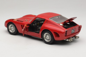 Ferrari 250 GTO Vermelho Bburago 1:18 B003 Metal - imagem 5 de 8