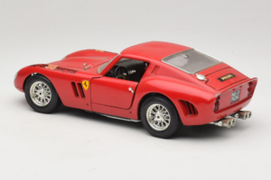 Ferrari 250 GTO Vermelho Bburago 1:18 B003 Metal - imagem 7 de 8