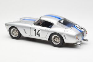 Ferrari 250 GT SWB #14 P. Noblet / J. Guichet Team Noblet 3rd Place 24 Hours of Le Mans 1961 CMC 1:18 M-079 Metal - imagem 5 de 6
