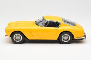 Ferrari 250 GT SWB Amarelo CMC 1:18 M-054 Metal - imagem 3 de 6