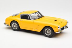 Ferrari 250 GT SWB Amarelo CMC 1:18 M-054 Metal - imagem 4 de 6