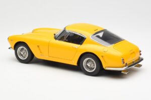 Ferrari 250 GT SWB Amarelo CMC 1:18 M-054 Metal - imagem 5 de 6