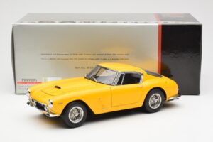 Ferrari 250 GT SWB Amarelo CMC 1:18 M-054 Metal - imagem 6 de 6