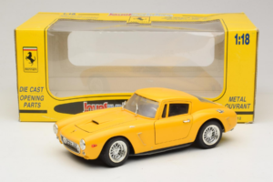 Ferrari 250 GT Berlinetta Amarelo Jouef Evolution 1:18 301200 Metal - imagem 8 de 8